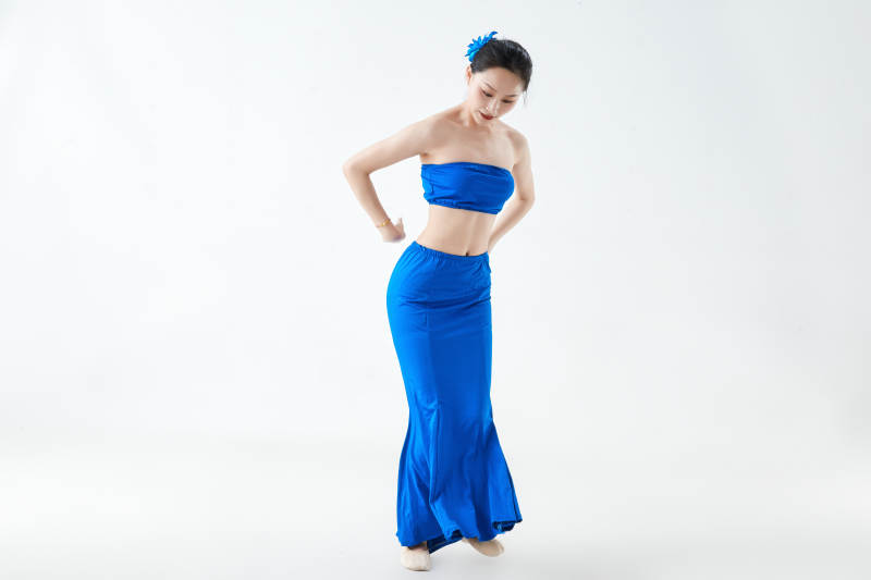 穿着傣族服饰跳孔雀舞的少女