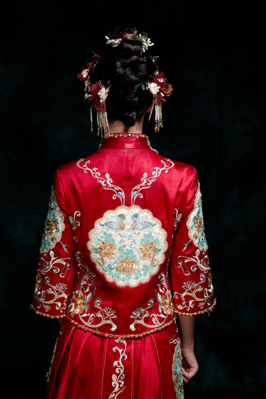 穿着中式秀禾服的亚洲少女