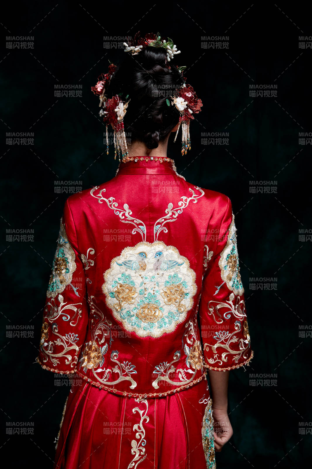 穿着中式秀禾服的亚洲少女