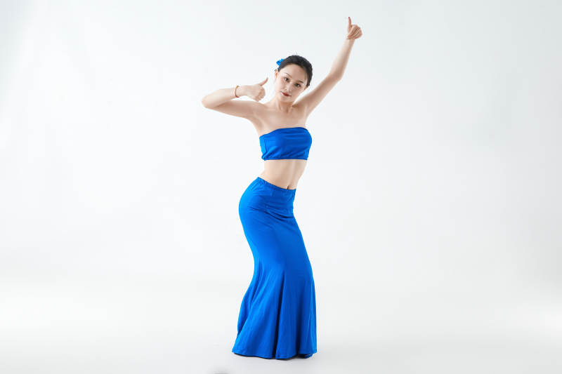 穿着傣族服饰跳孔雀舞的少女