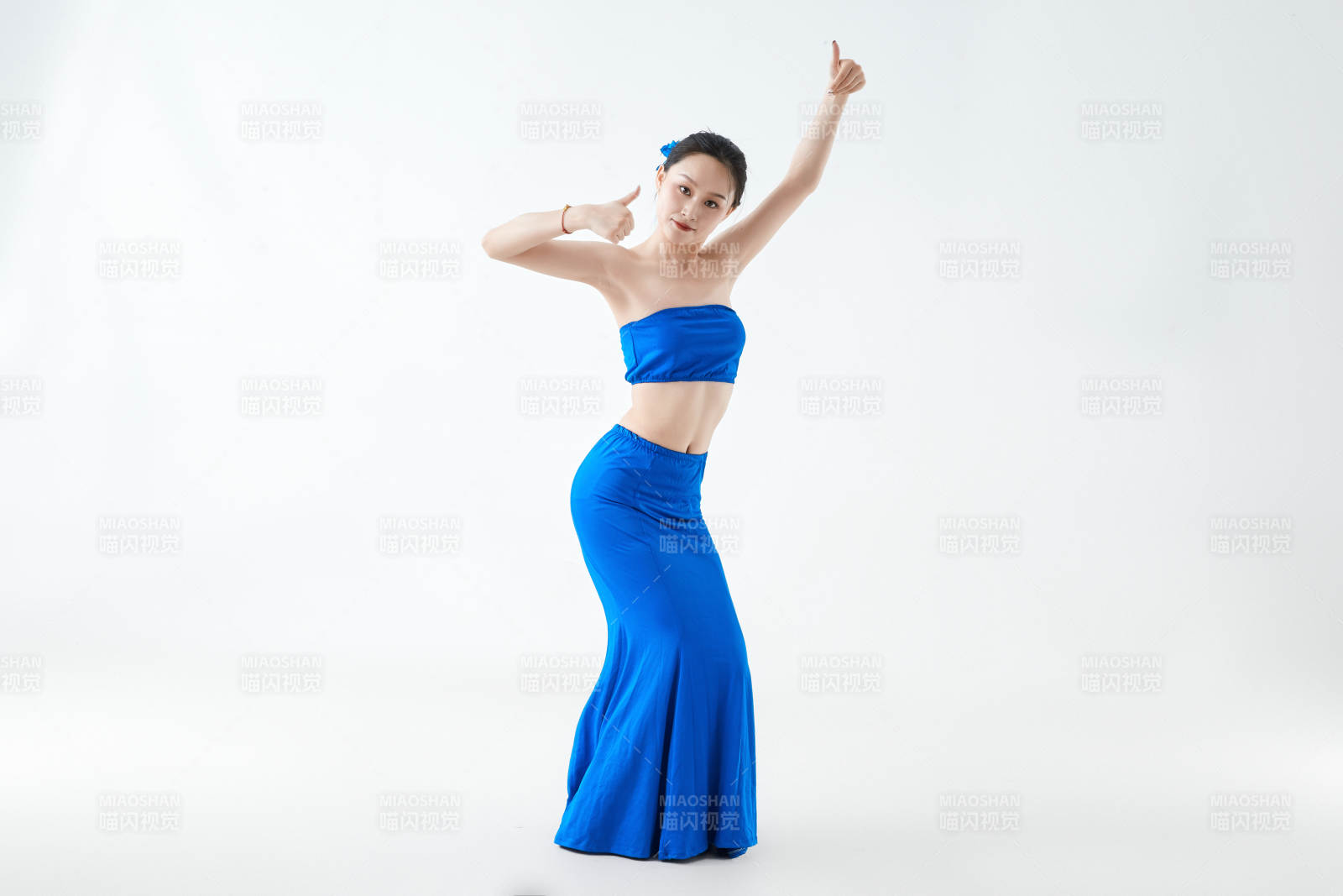 穿着傣族服饰跳孔雀舞的少女