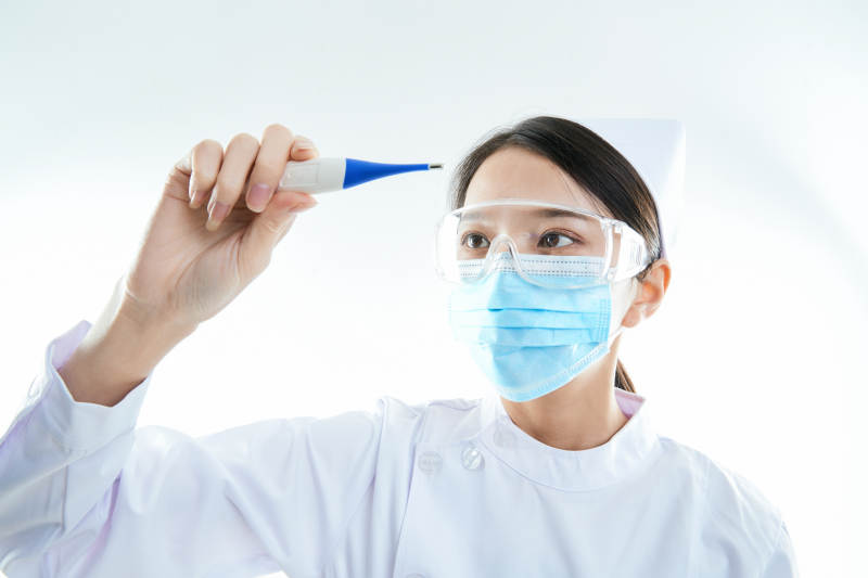 身穿护士的年轻女性医护人员