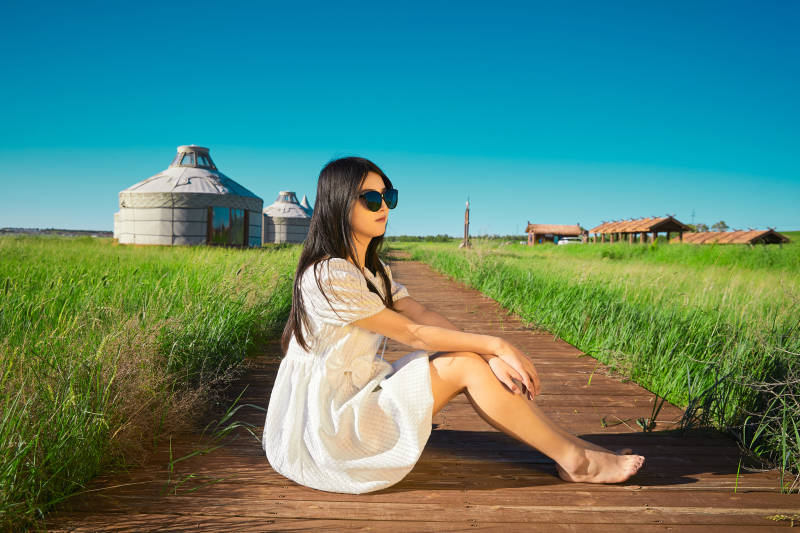 盛夏在草原湿地公园游玩的姑娘