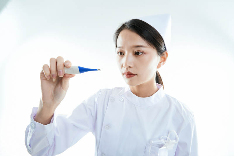 身穿护士的年轻女性医护人员