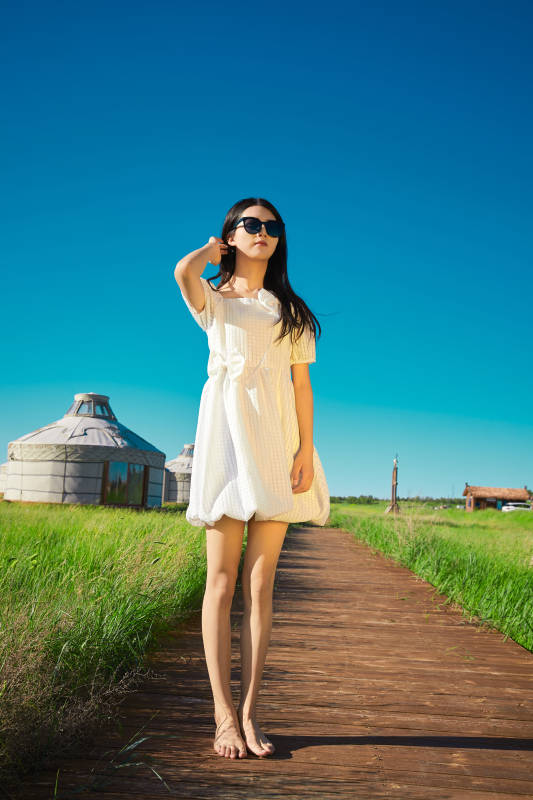 盛夏在草原湿地公园游玩的姑娘