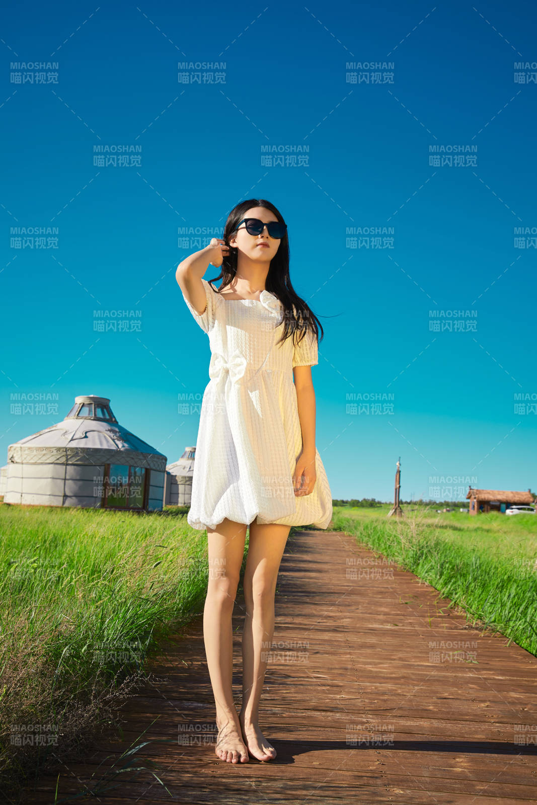 盛夏在草原湿地公园游玩的姑娘