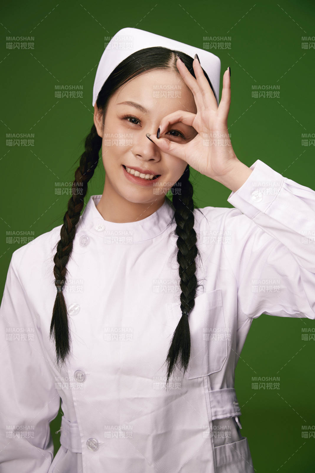 身穿白色护士服的年轻护士形象图片