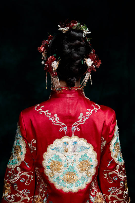 穿着中式秀禾服的亚洲少女