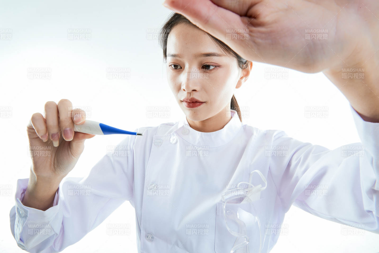 身穿護士的年輕女性醫護人員