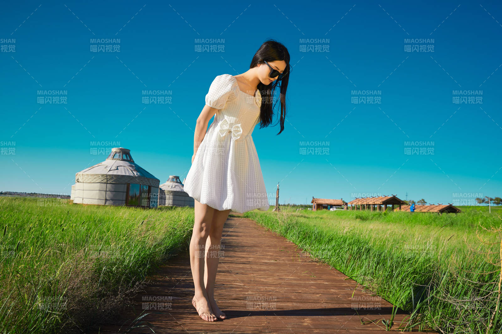 盛夏在草原湿地公园游玩的姑娘