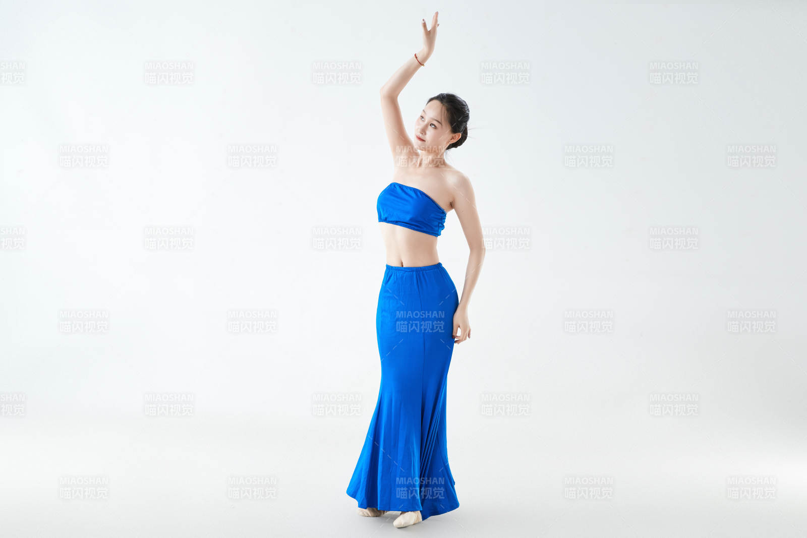 穿著傣族服飾跳孔雀舞的少女