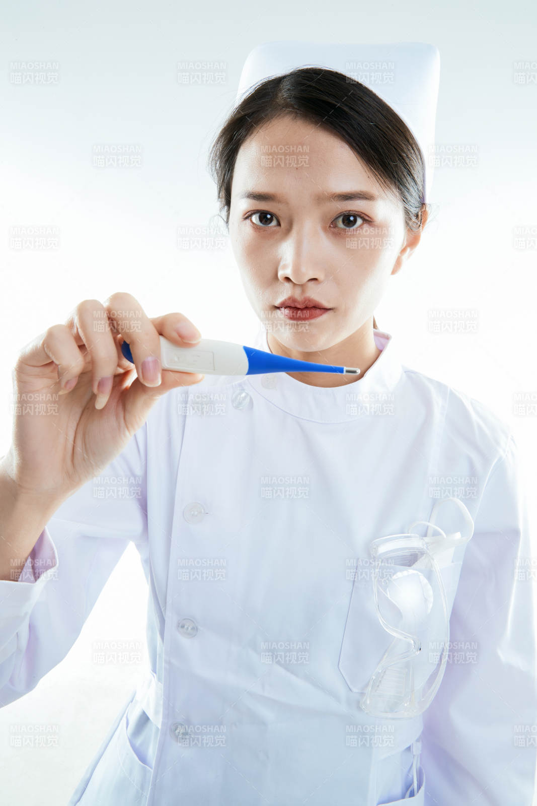 身穿护士的年轻女性医护人员