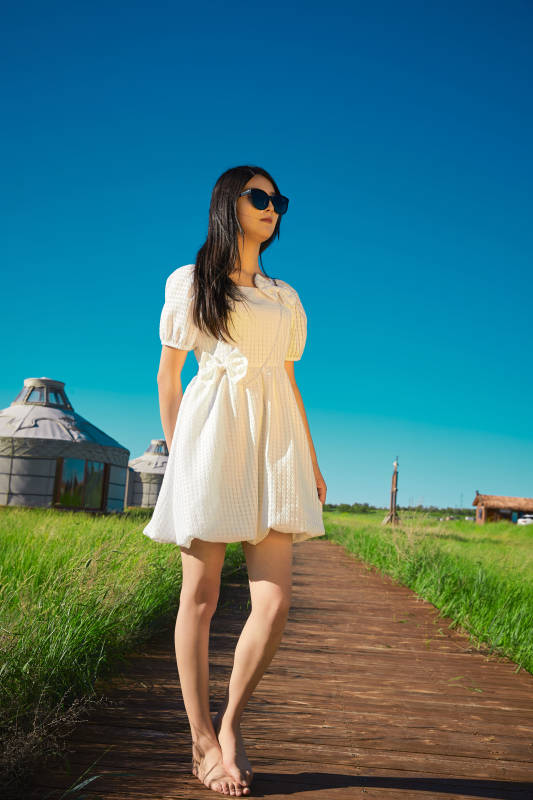 盛夏在草原濕地公園游玩的姑娘