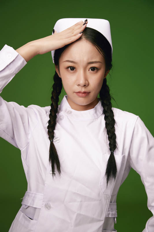 身穿白色護士服的年輕護士形象