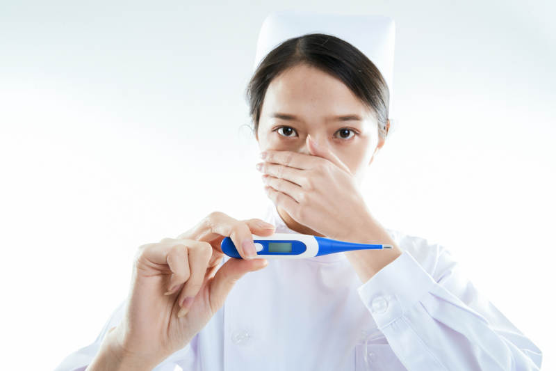 身穿护士的年轻女性医护人员