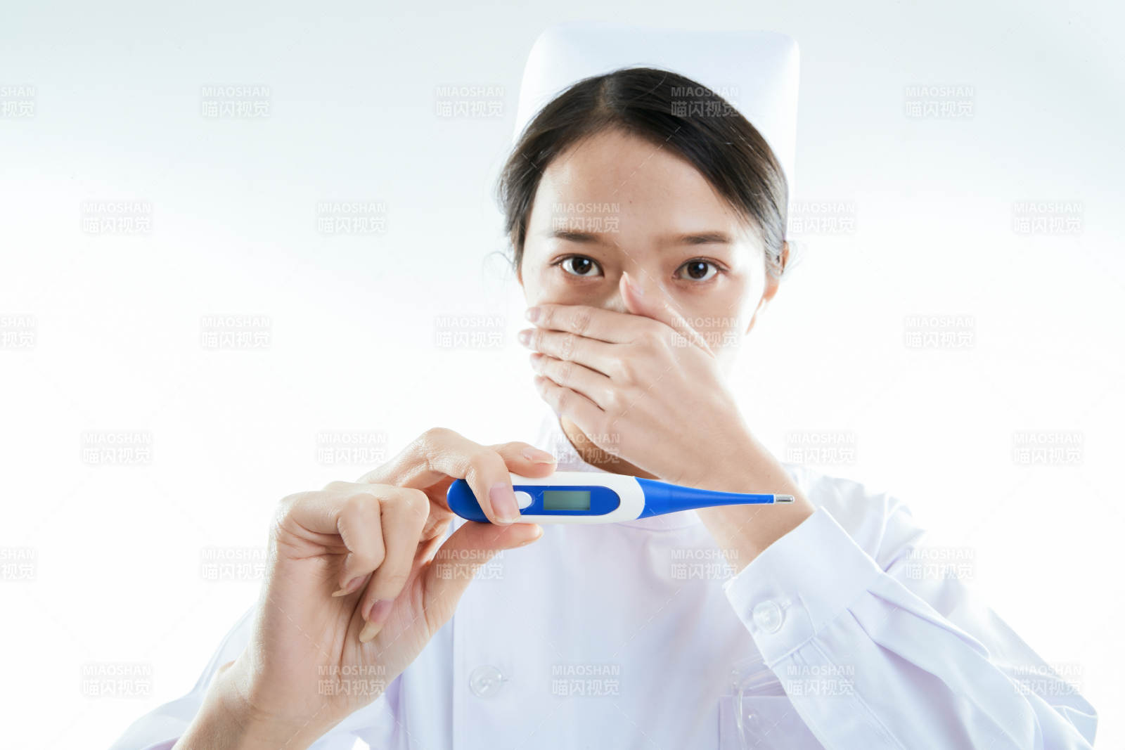 身穿护士的年轻女性医护人员