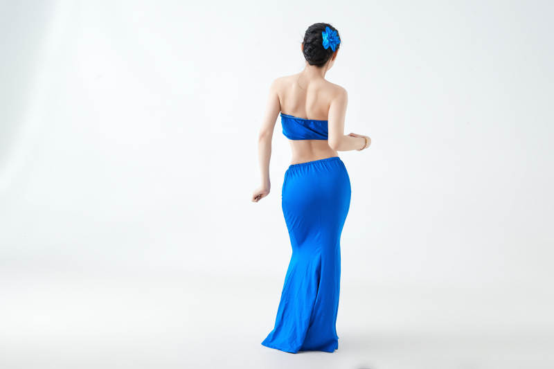 穿着傣族服饰跳孔雀舞的少女