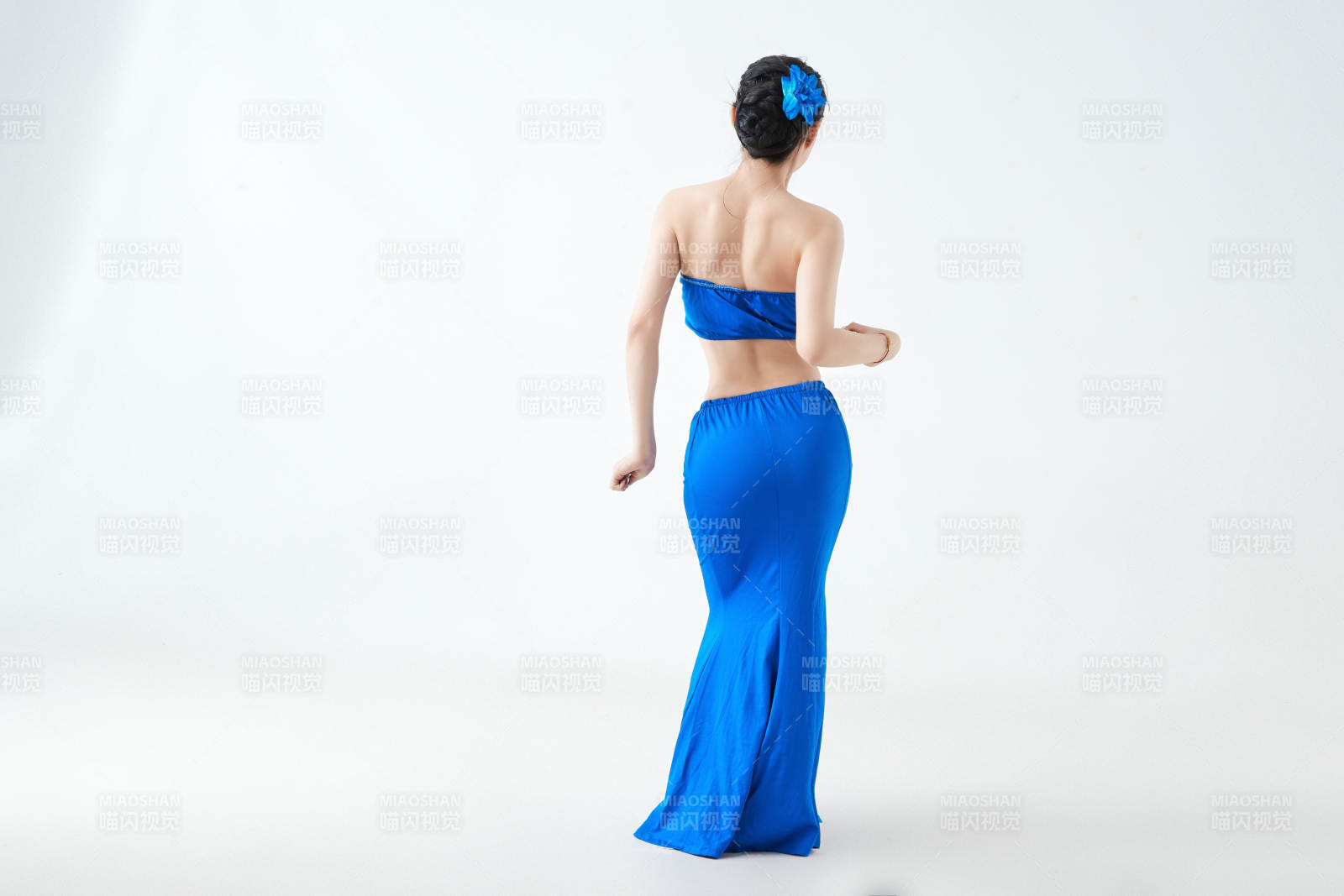 穿着傣族服饰跳孔雀舞的少女