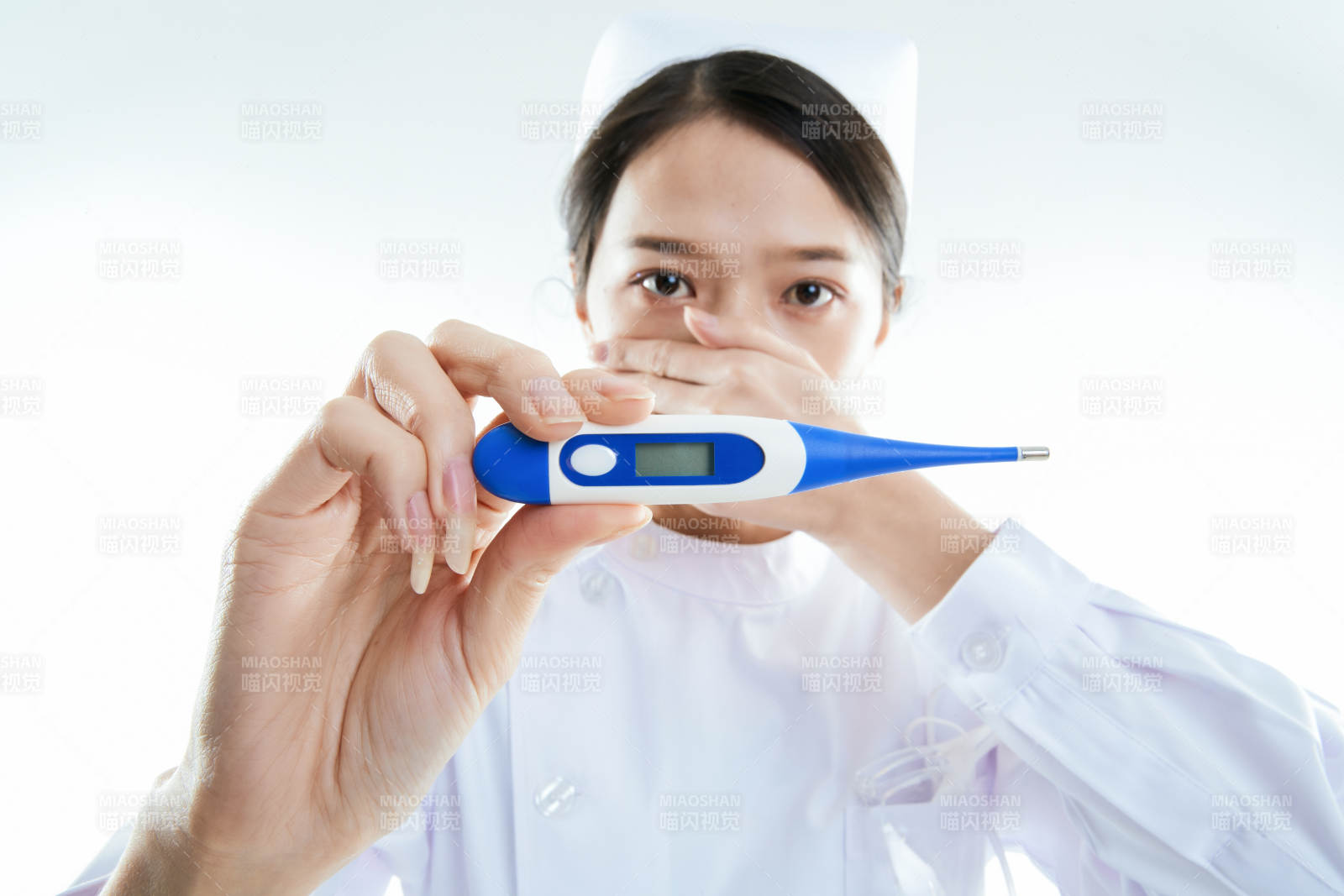 身穿护士的年轻女性医护人员