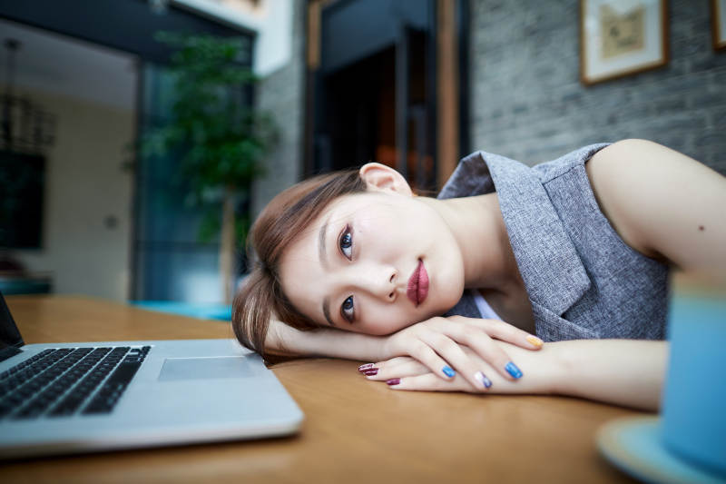 在室内使用电脑办公的亚洲白领女性