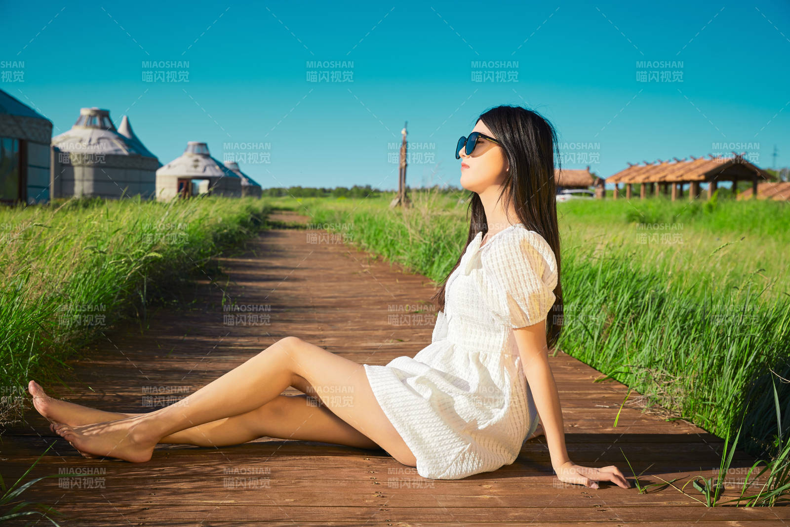 盛夏在草原湿地公园游玩的姑娘