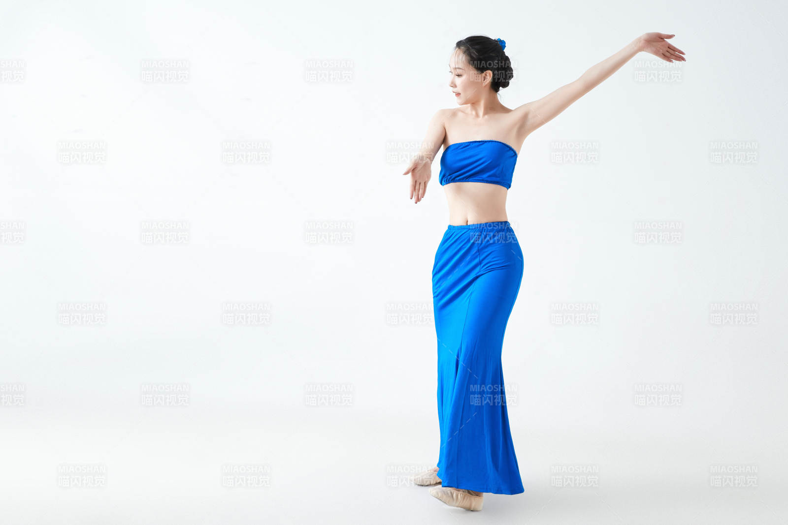 穿着傣族服饰跳孔雀舞的少女