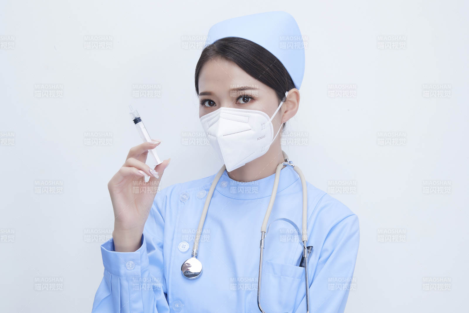 穿护士服戴听诊器口罩和手执针筒的美女护士