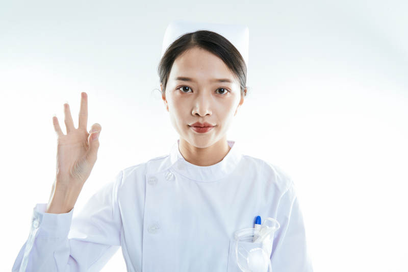 身穿护士的年轻女性医护人员