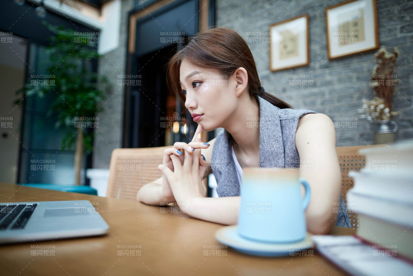 在室内使用电脑办公的亚洲白领女性