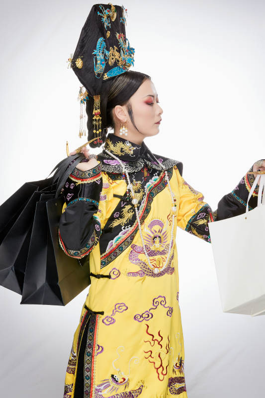 穿越而来手提购物袋的清朝皇后