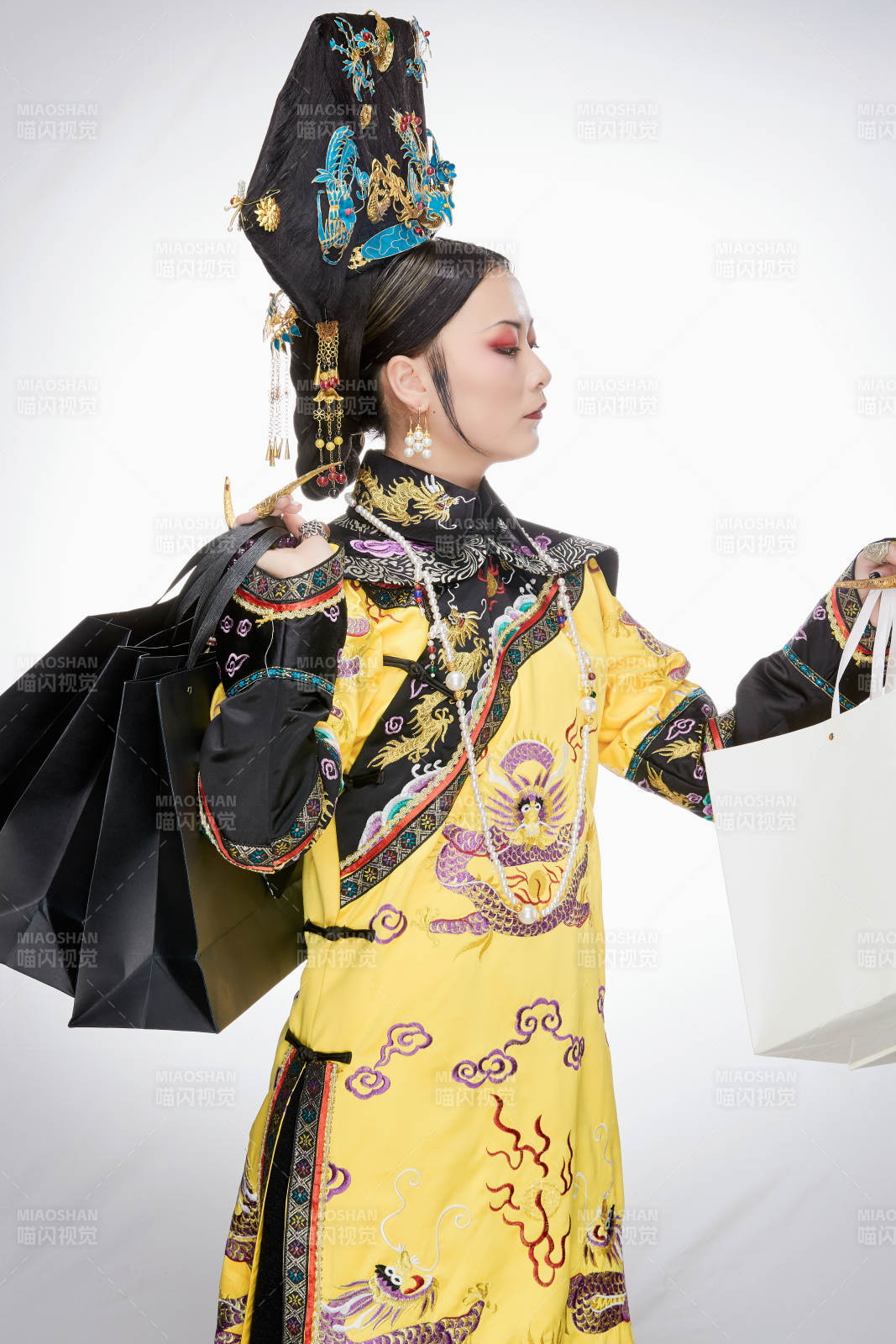 穿越而来手提购物袋的清朝皇后