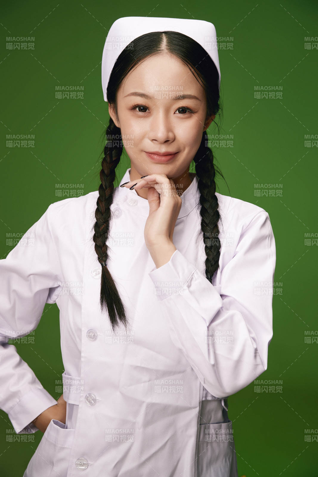 身穿白色护士服的年轻护士形象图片