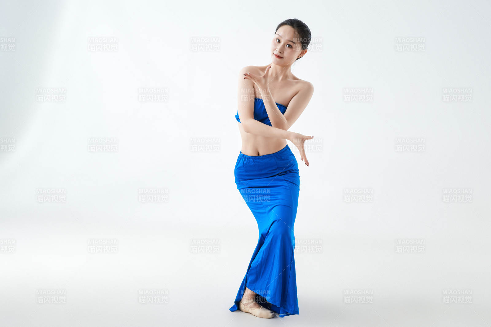 穿着傣族服饰跳孔雀舞的少女