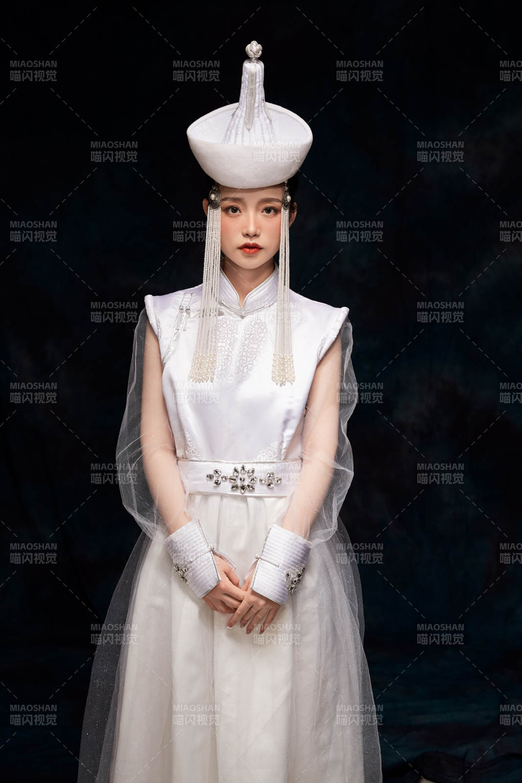 穿着蒙古族服饰的亚洲青年女性