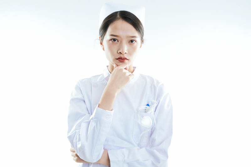 身穿护士的年轻女性医护人员