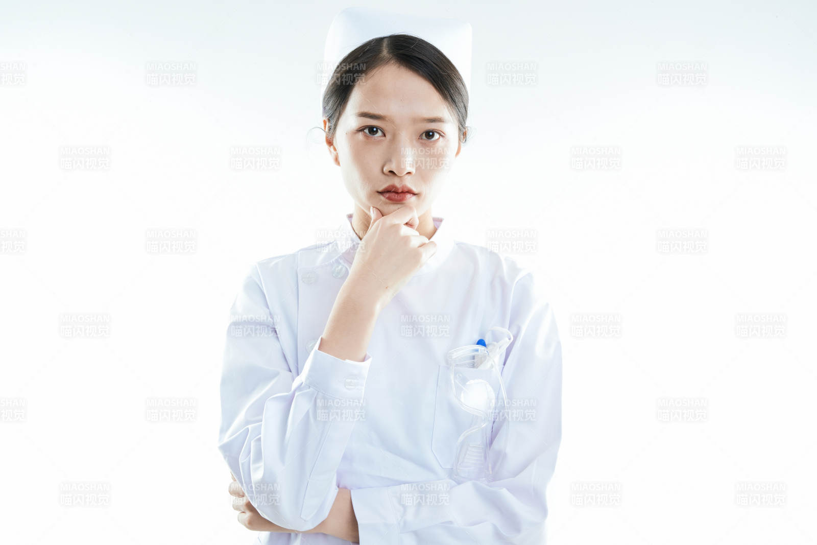 身穿护士的年轻女性医护人员