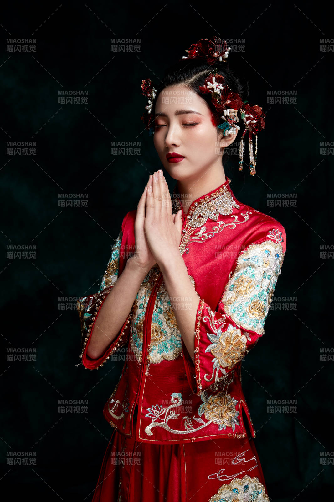 穿著中式秀禾服的亞洲少女