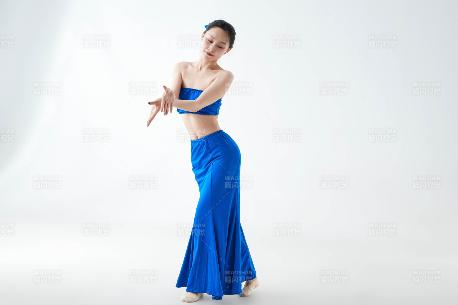 穿着傣族服饰跳孔雀舞的少女