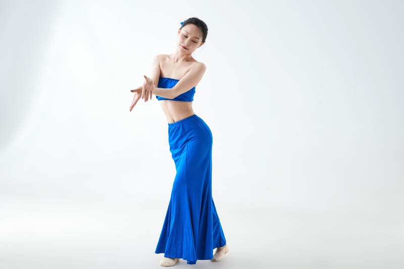 穿着傣族服饰跳孔雀舞的少女