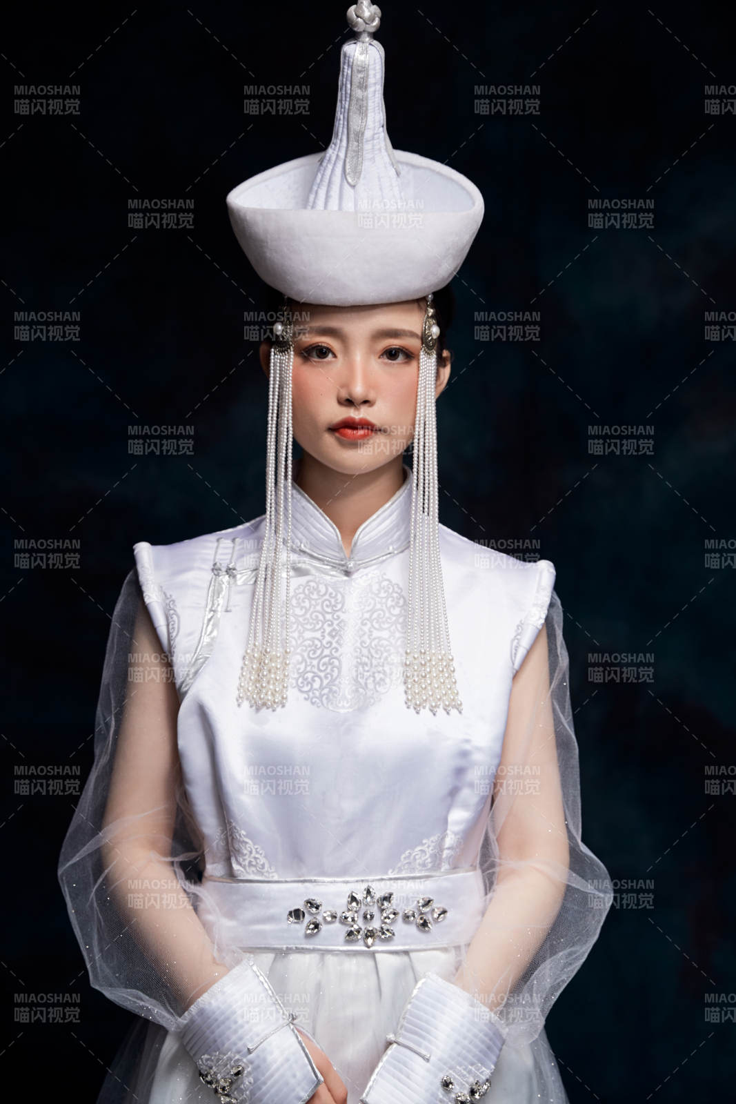 穿着蒙古族服饰的亚洲青年女性