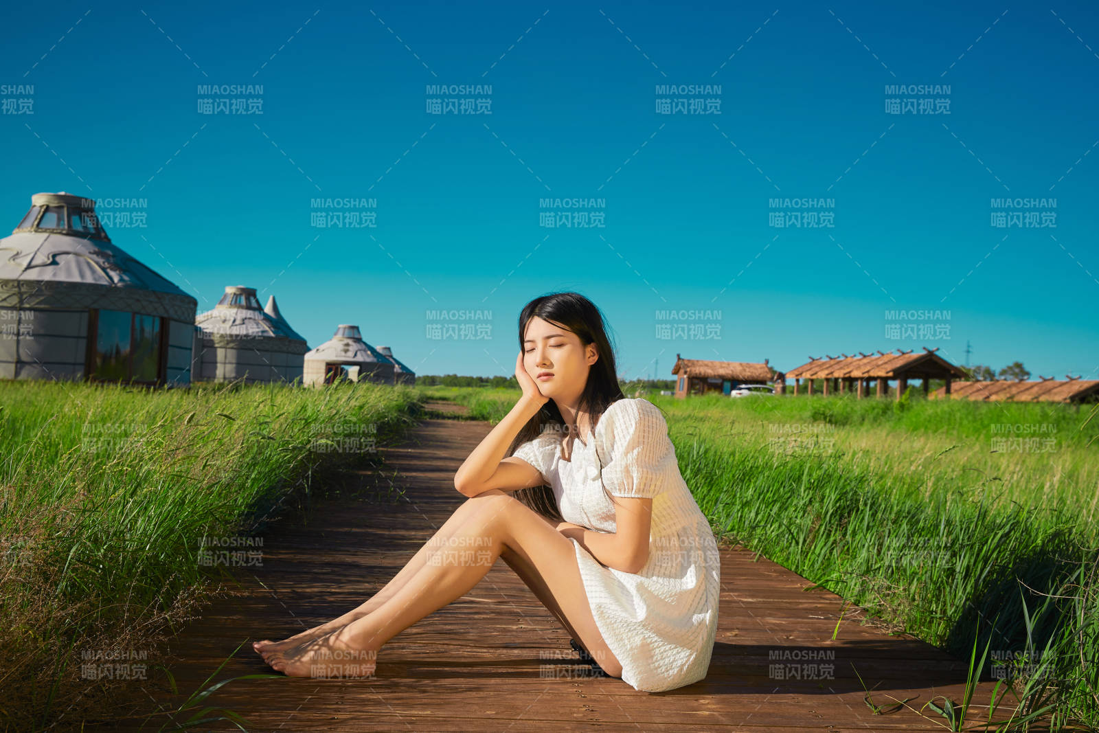 盛夏在草原湿地公园游玩的姑娘