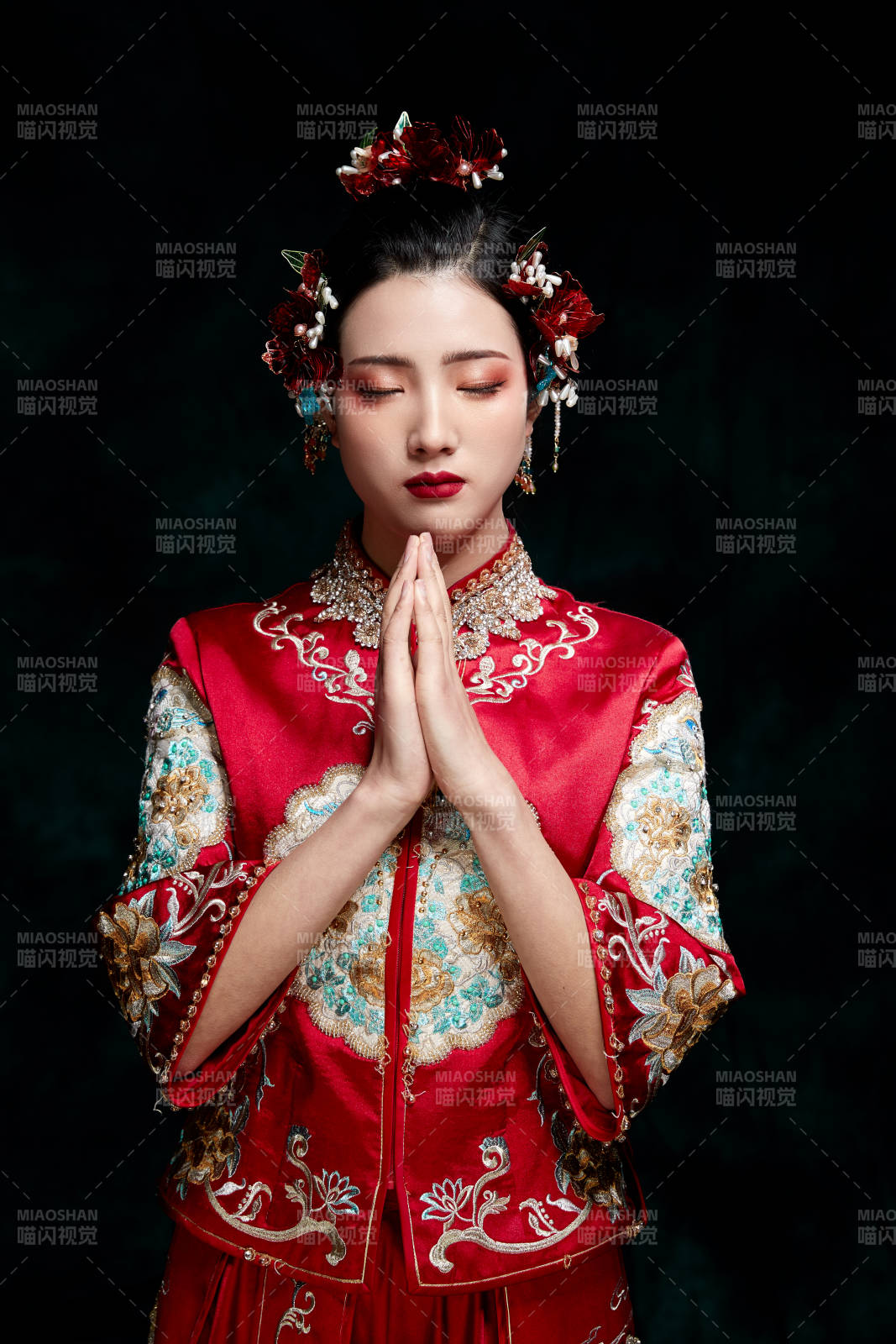 穿著中式秀禾服的亞洲少女