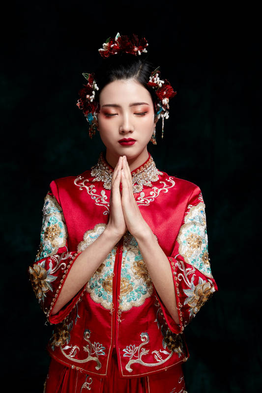 穿着中式秀禾服的亚洲少女