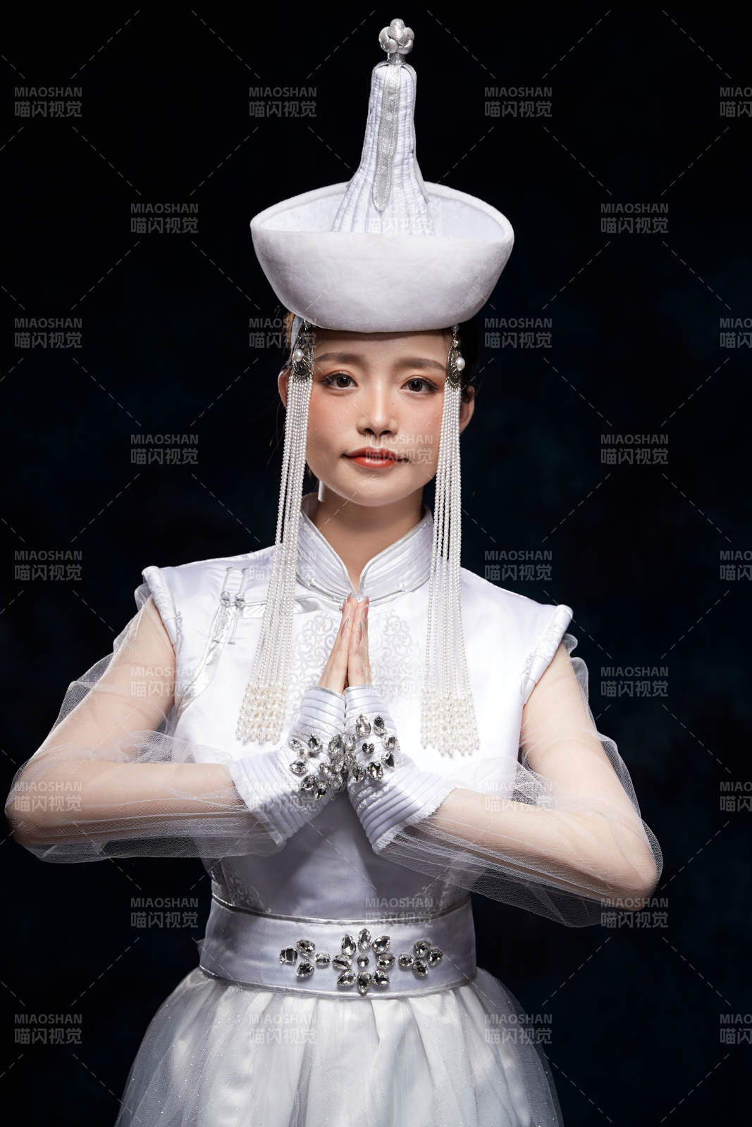 穿着蒙古族服饰的亚洲青年女性