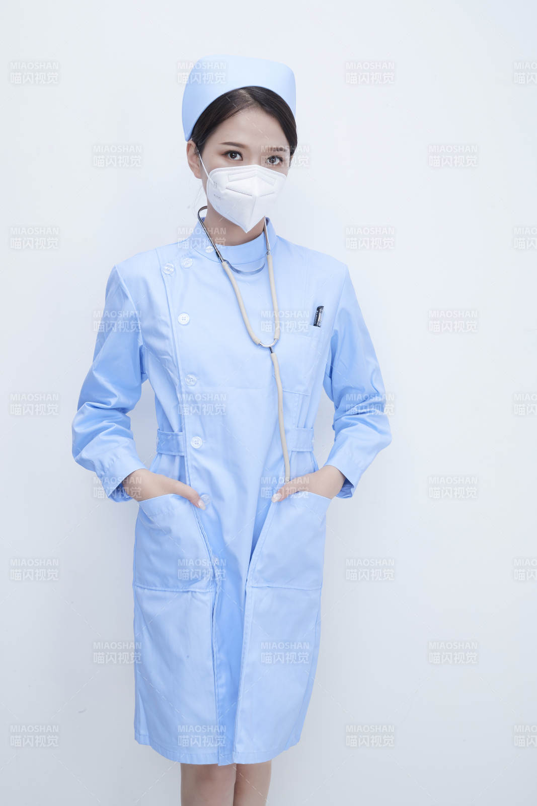 女性医护人员展示规范的口罩正确佩戴方式