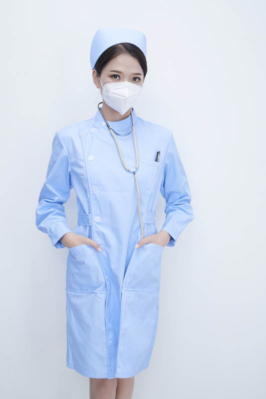 女性医护人员展示规范的口罩正确佩戴方式
