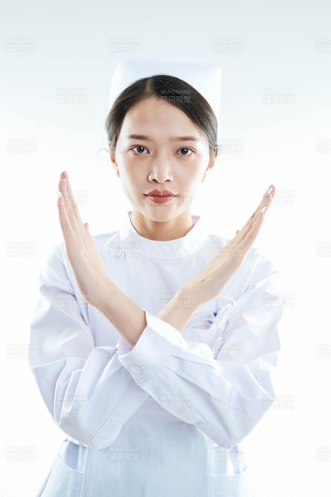 身穿护士的年轻女性医护人员