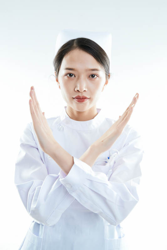 身穿护士的年轻女性医护人员