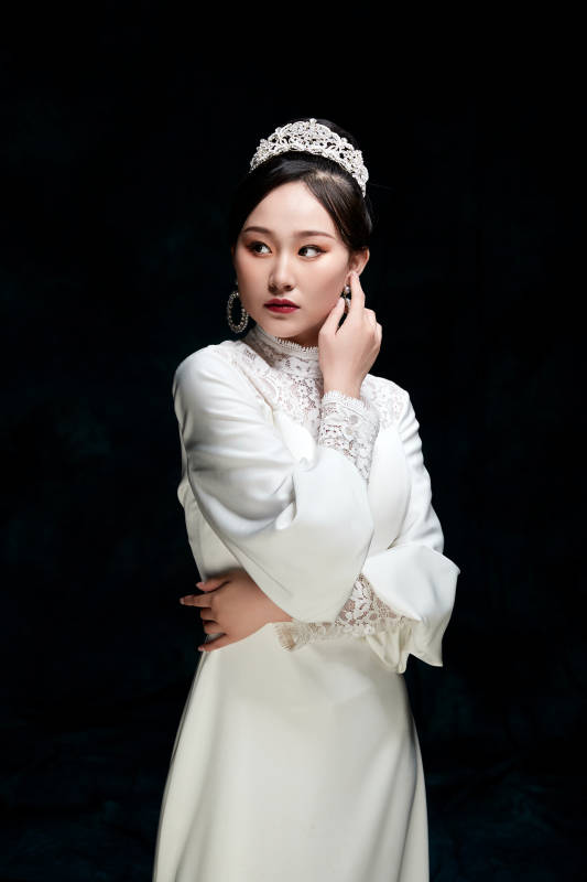 黑色背景下的女性复古婚纱妆面