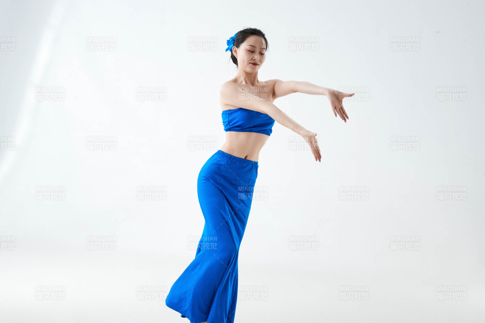 穿著傣族服飾跳孔雀舞的少女